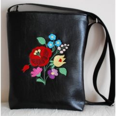 Fekete bőrtáska kalocsai hímzéssel 2